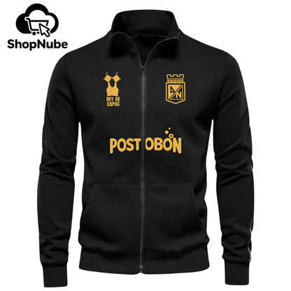 BUZO ATLETICO NACIONAL CUELLO ALTO ESTAMPADO - POSTOBÓN